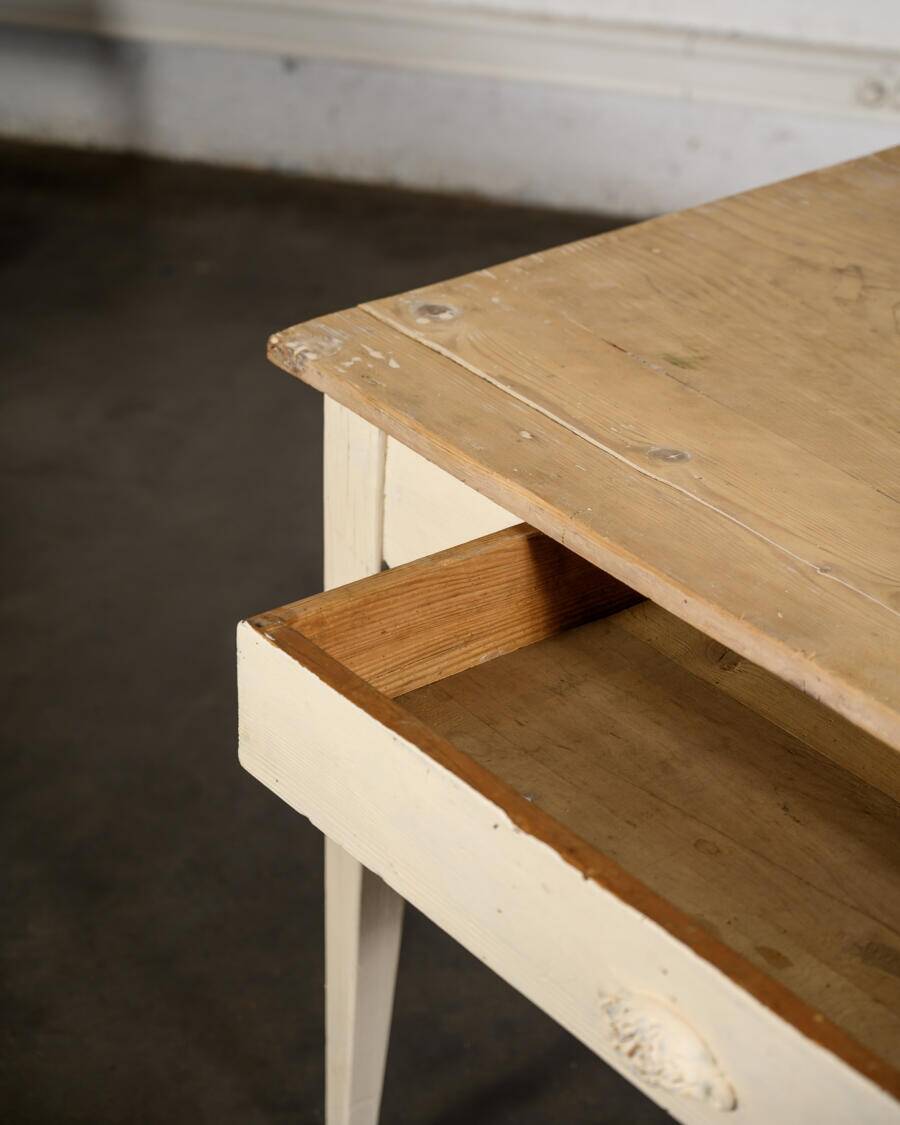 Table de campagne avec tiroir