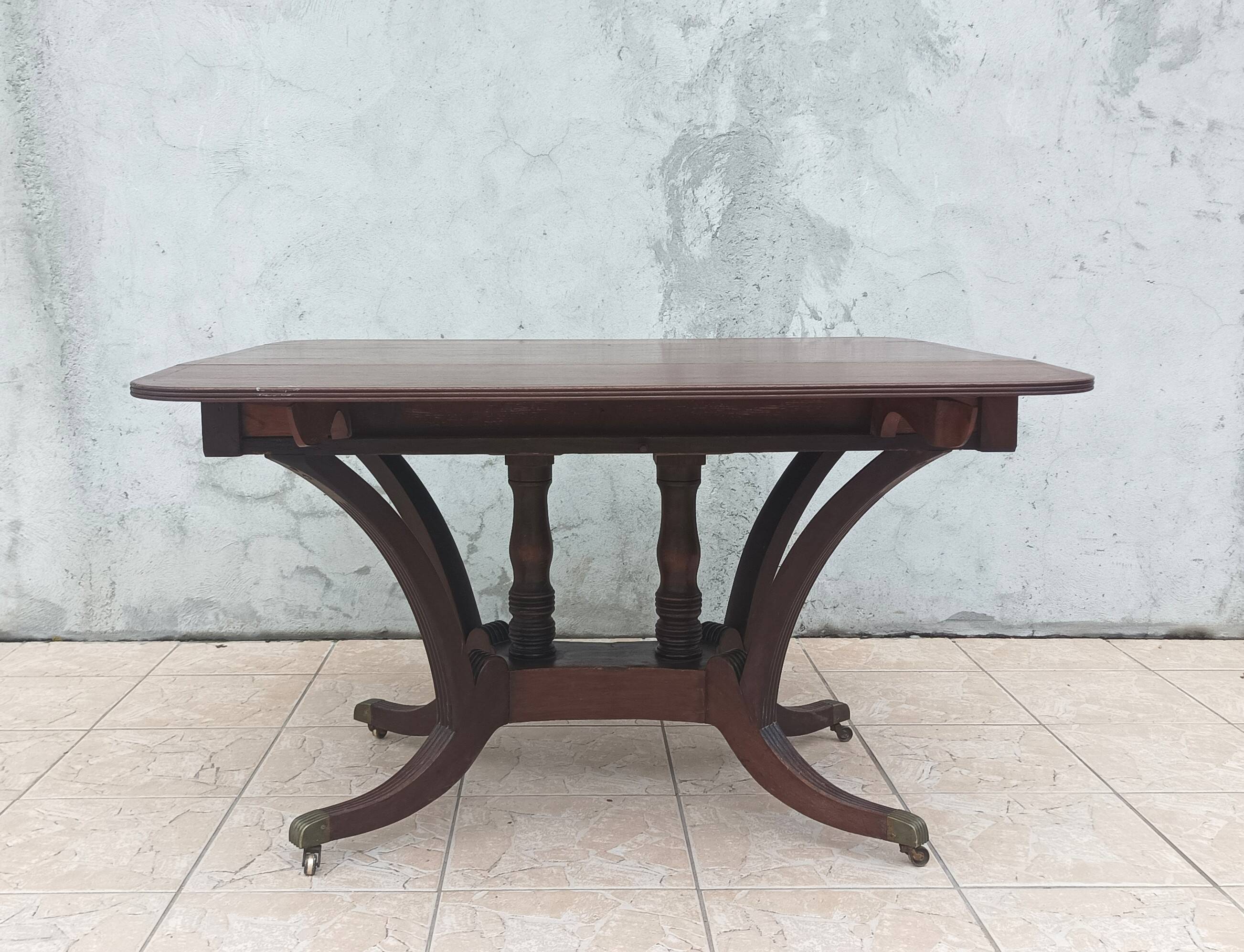 English drop-leaf table in mahogany from the 19th century.