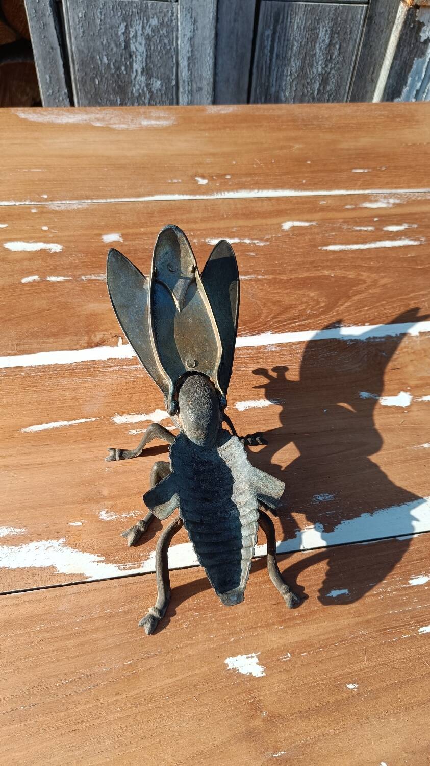 Metal fly ashtray
