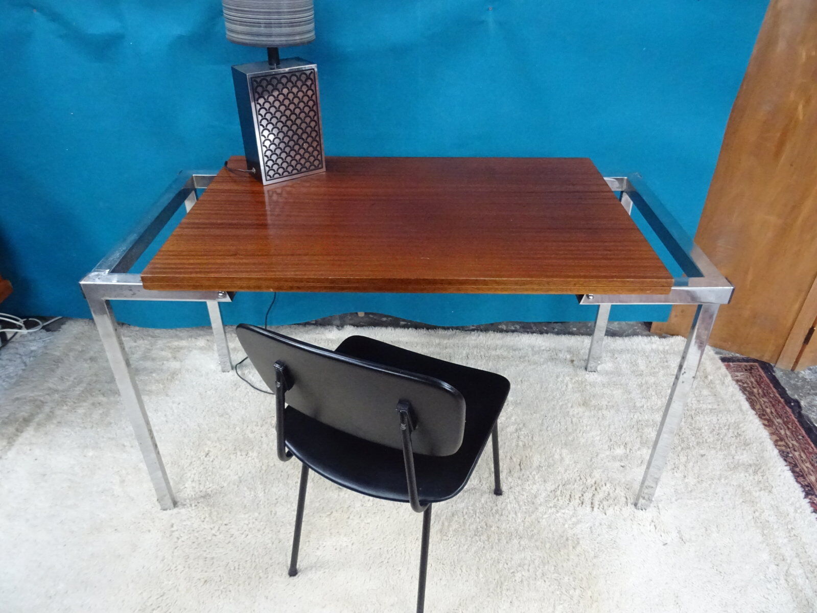 Extendable rise and fall table