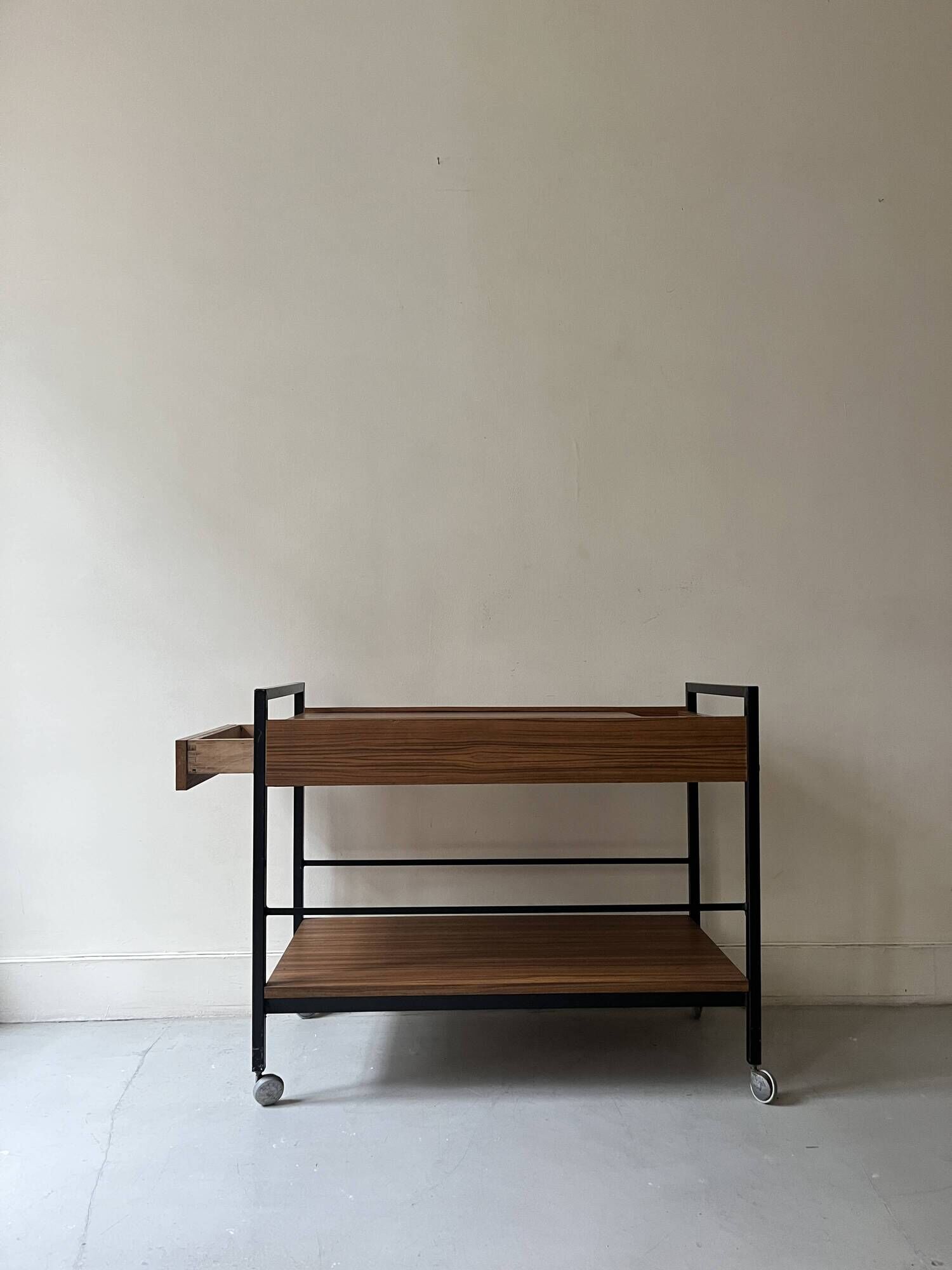 Rolling serving table in wood and black metal by Pierre Guariche for Meurop, design 1960