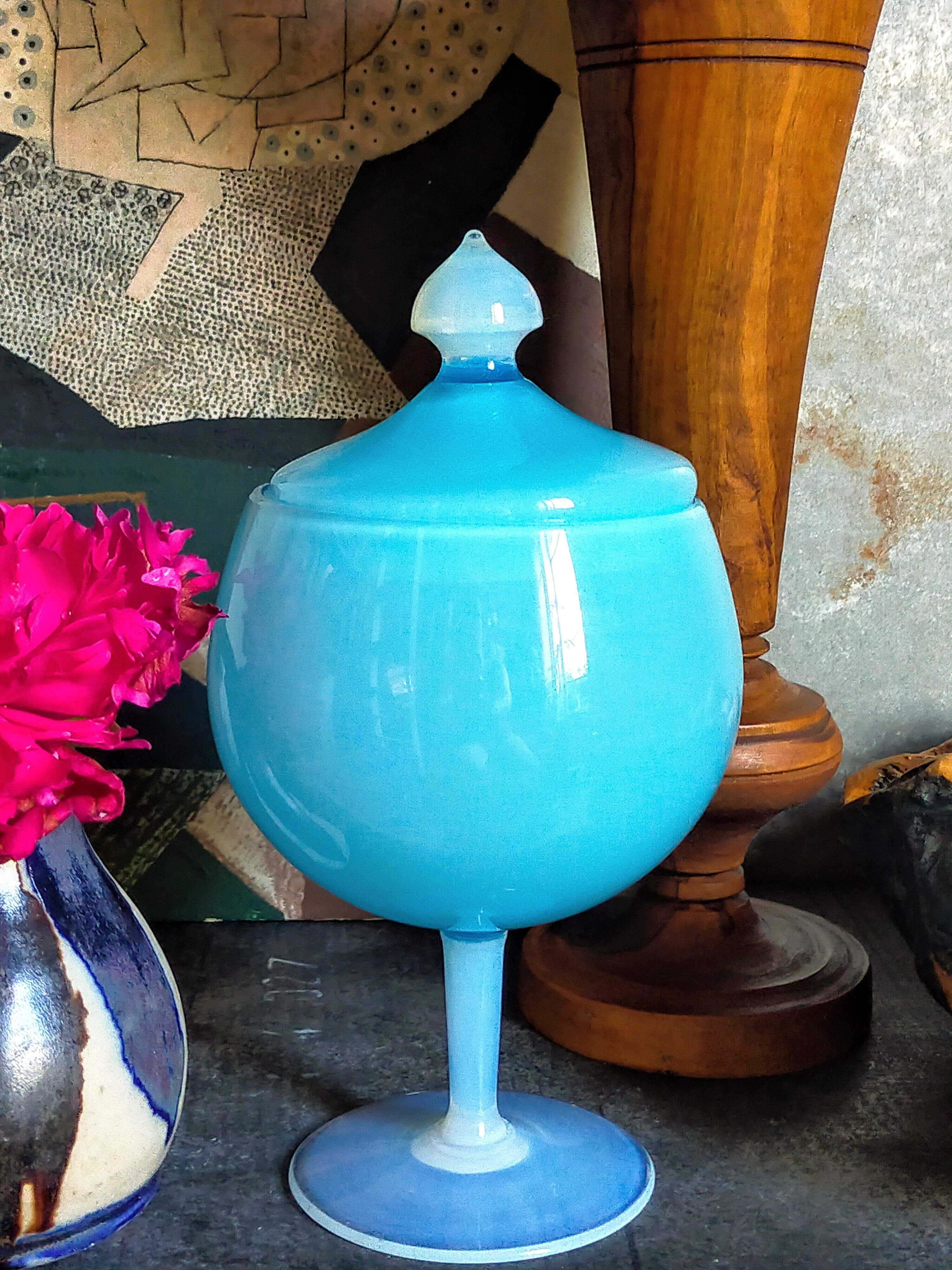 Pot couvert sur pied en opaline de foire vintage