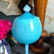 Pot couvert sur pied en opaline de foire vintage