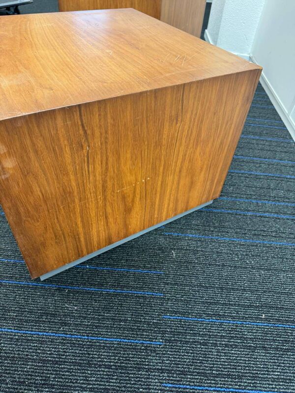 Ensemble de deux cubes modernistes / tables d'appoint ou tabourets en noyer.