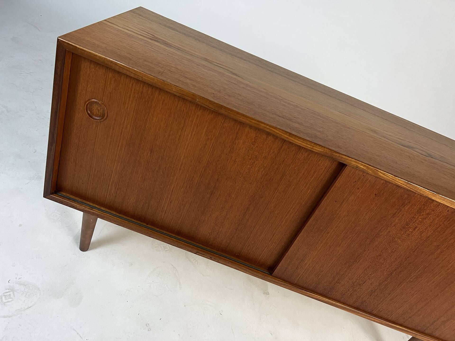 Buffet bas en teck vintage des années 60, style mid-century HiFi.