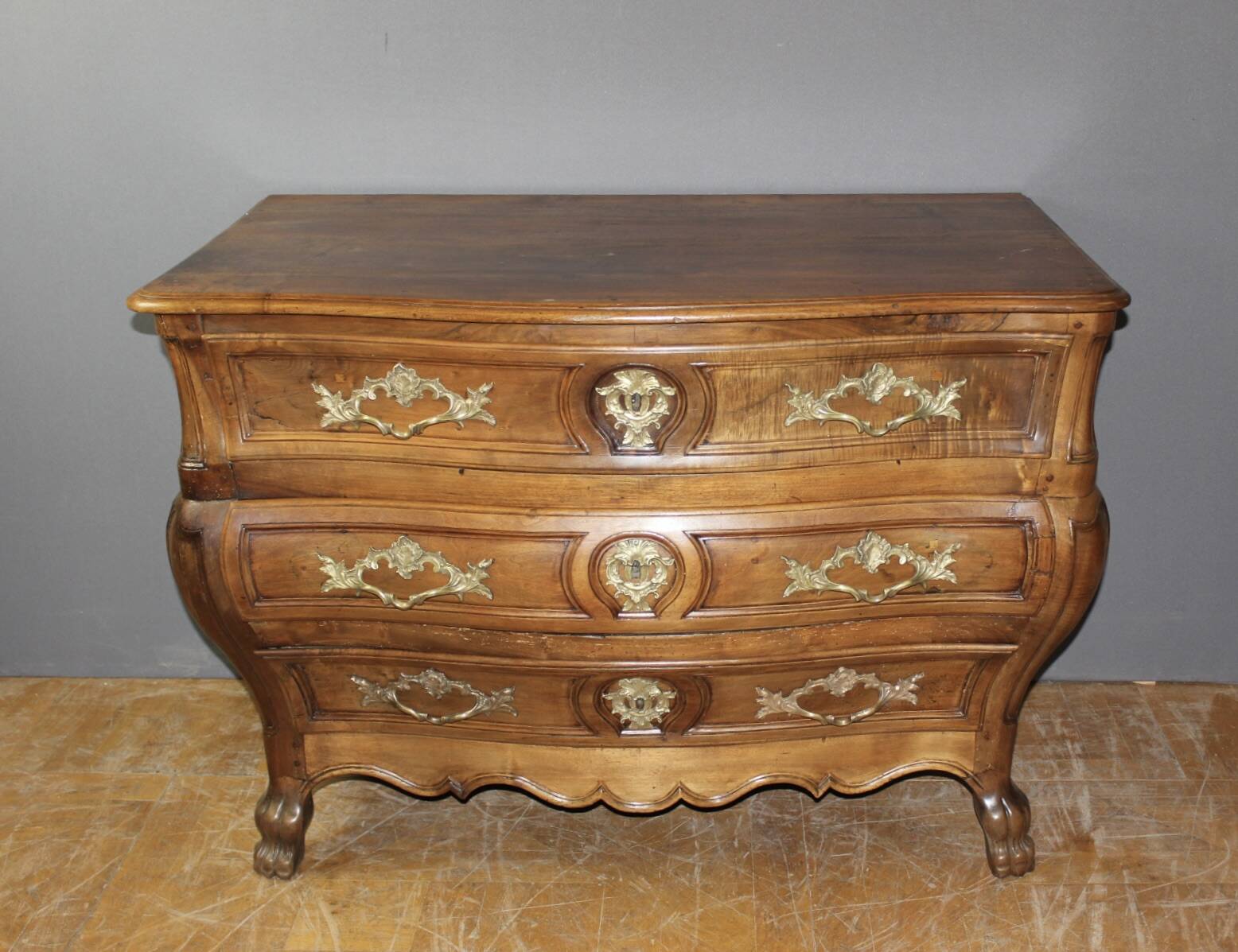 Bordeaux Tomb Commode in Walnut, 18th Century