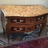 Commode de style Louis XV en marqueterie et bronze