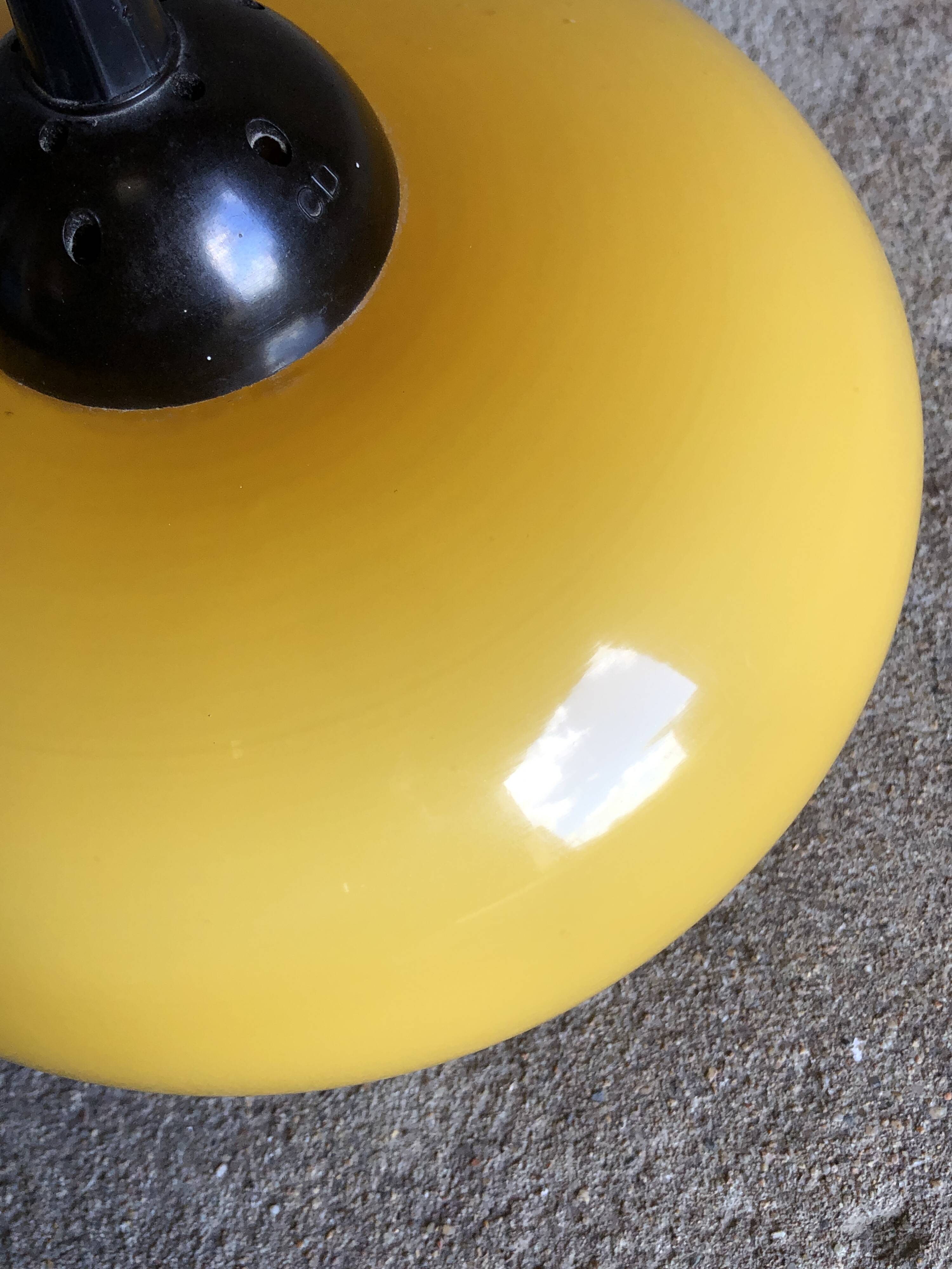 Suspension en opale jaune orangé, 1960/1970