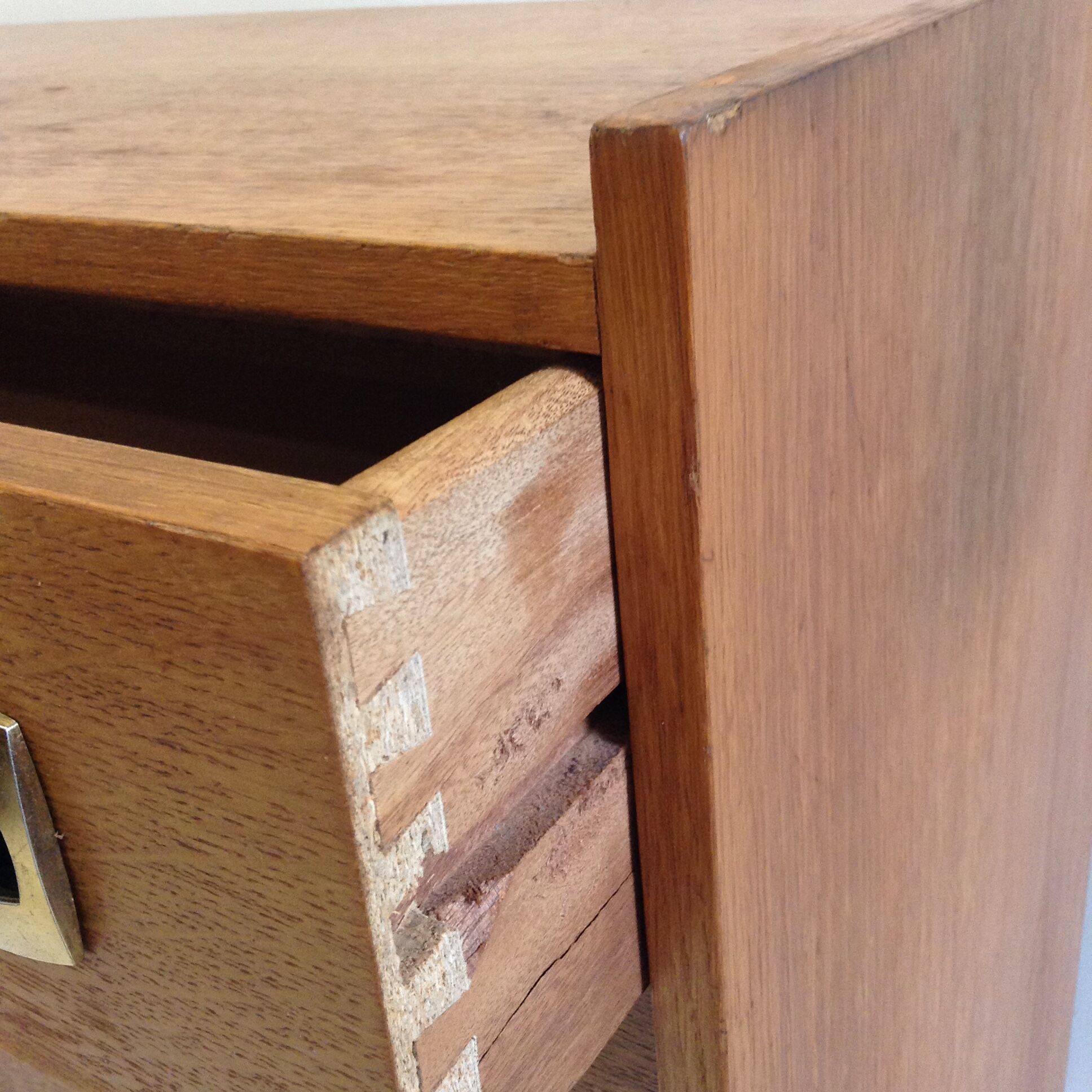 Dresser with 4 drawers
