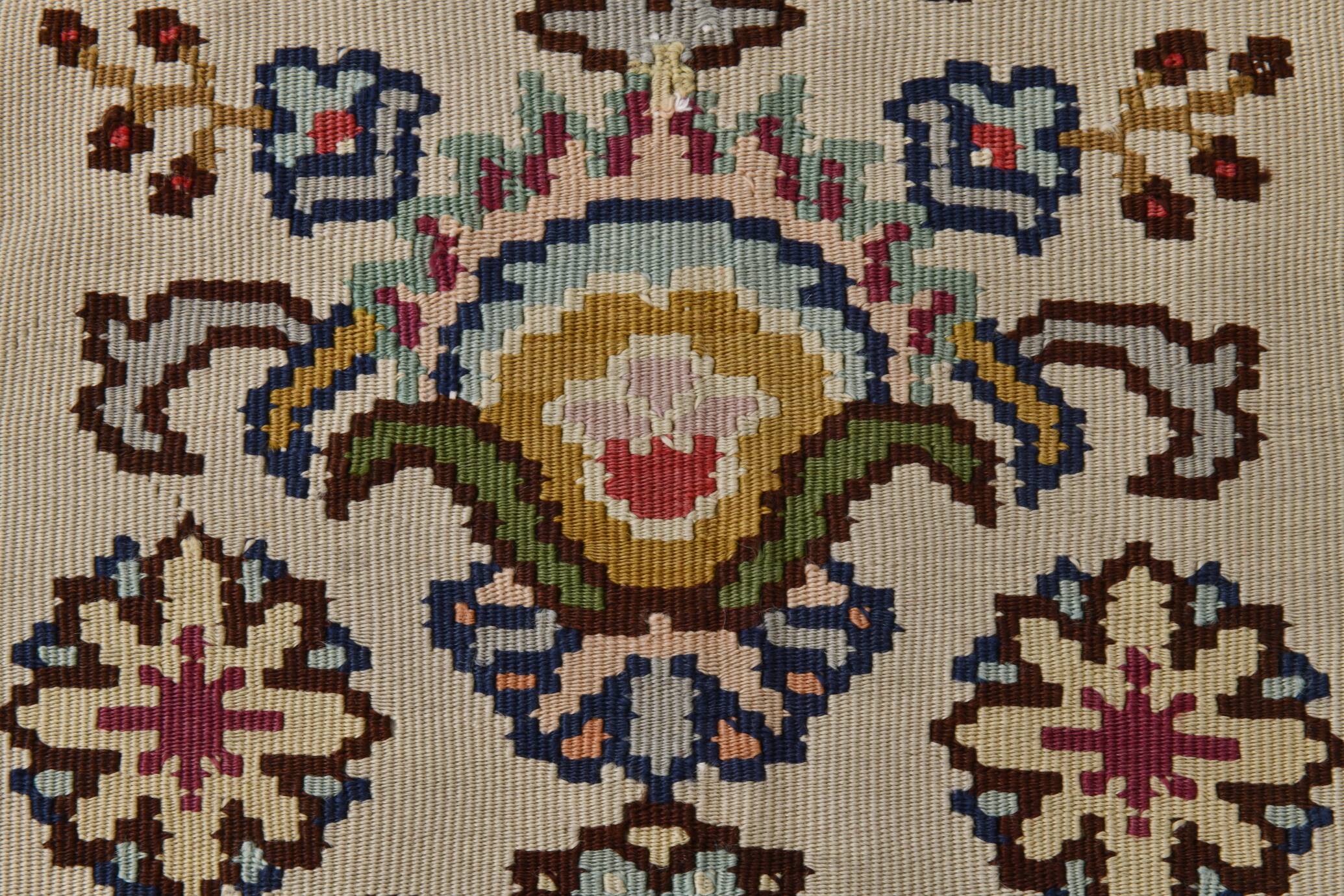 Kilim persan tons crème et bordeaux, motifs floraux élégants vintage