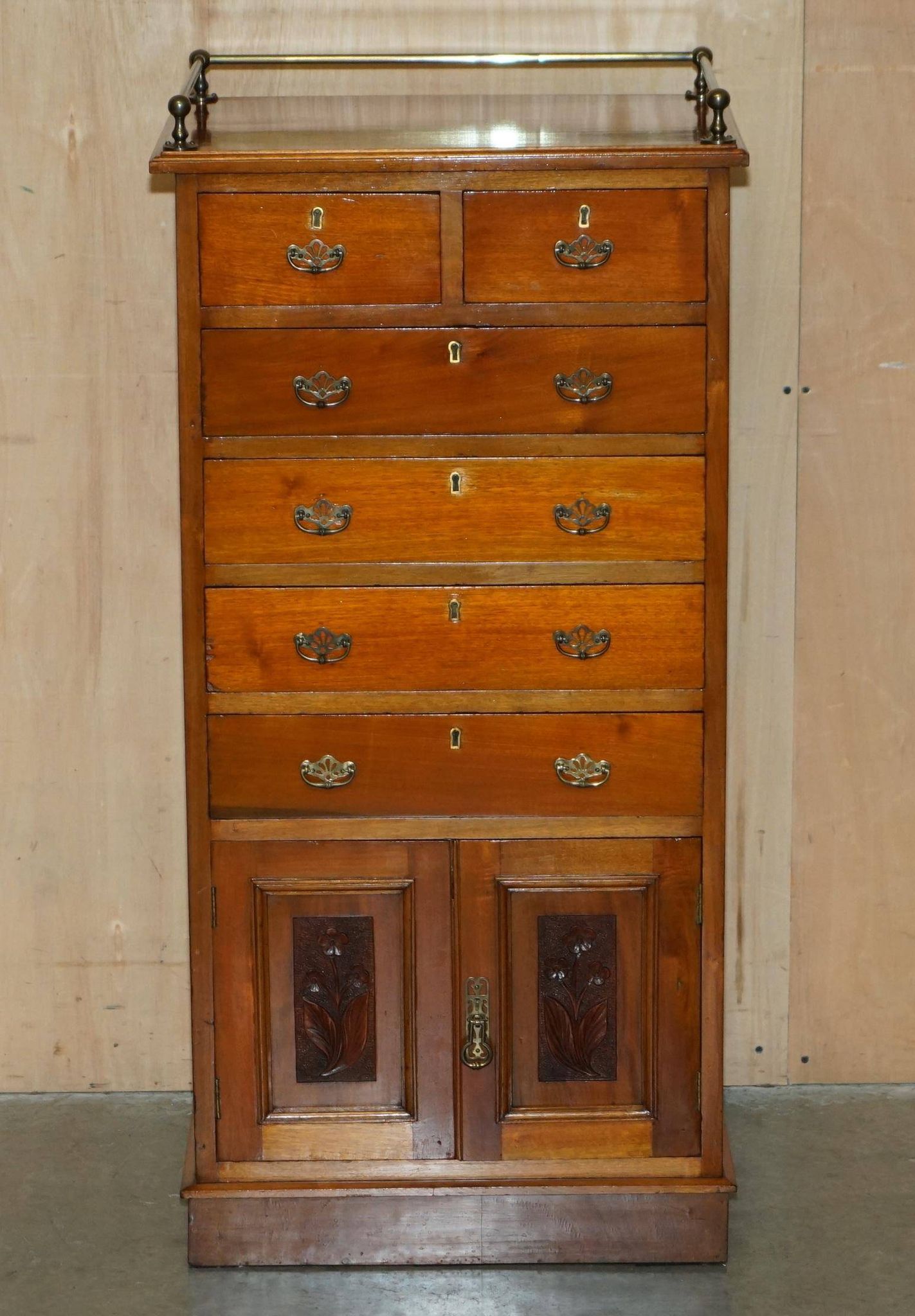 Commode haute victorienne en noyer avec galerie bronzée