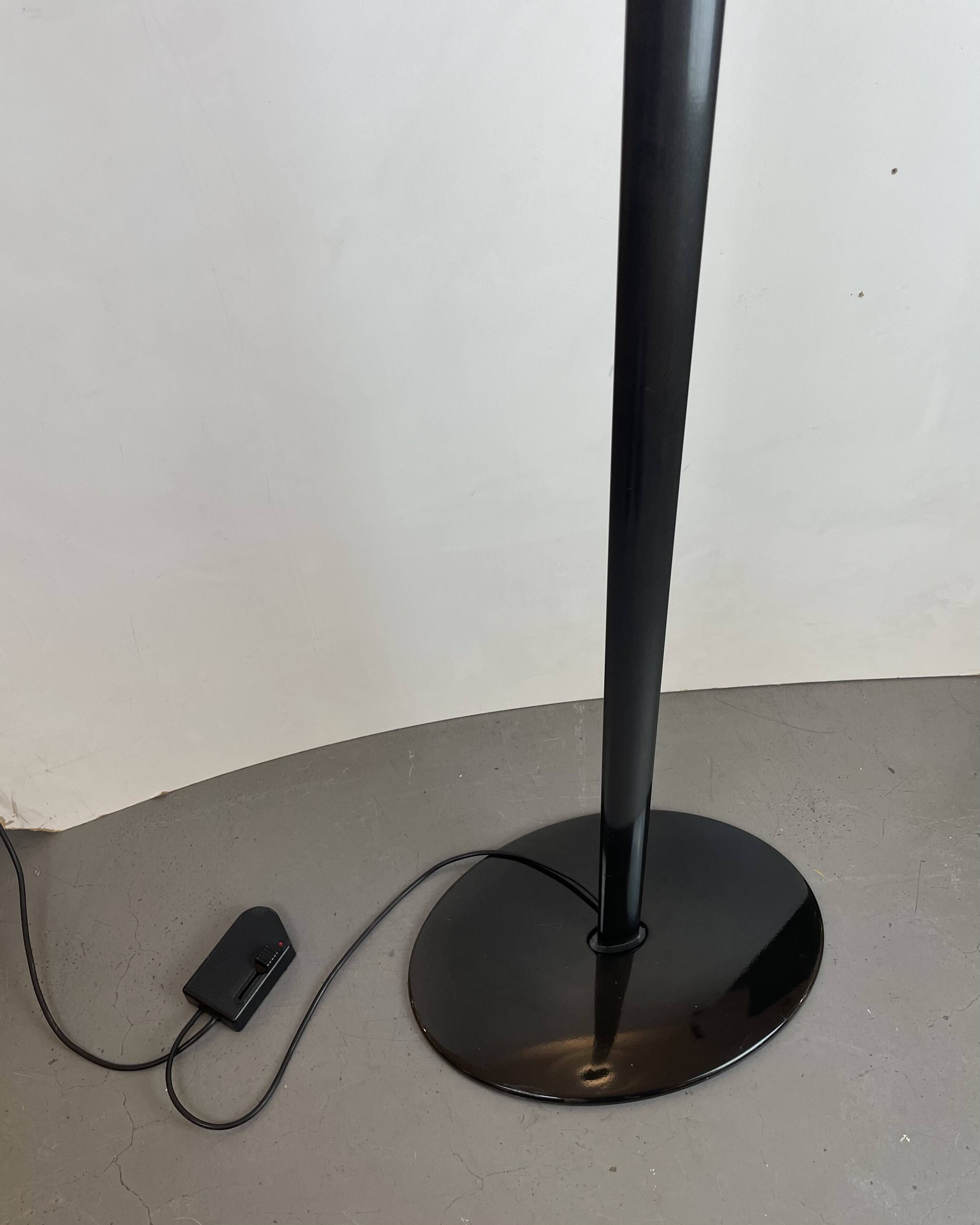 Tebe, lampe sur pied par Ernesto Gismondi pour Artemide, Italie, années 1980.