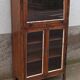 Petite armoire vitrée en bois avec porte rentrante