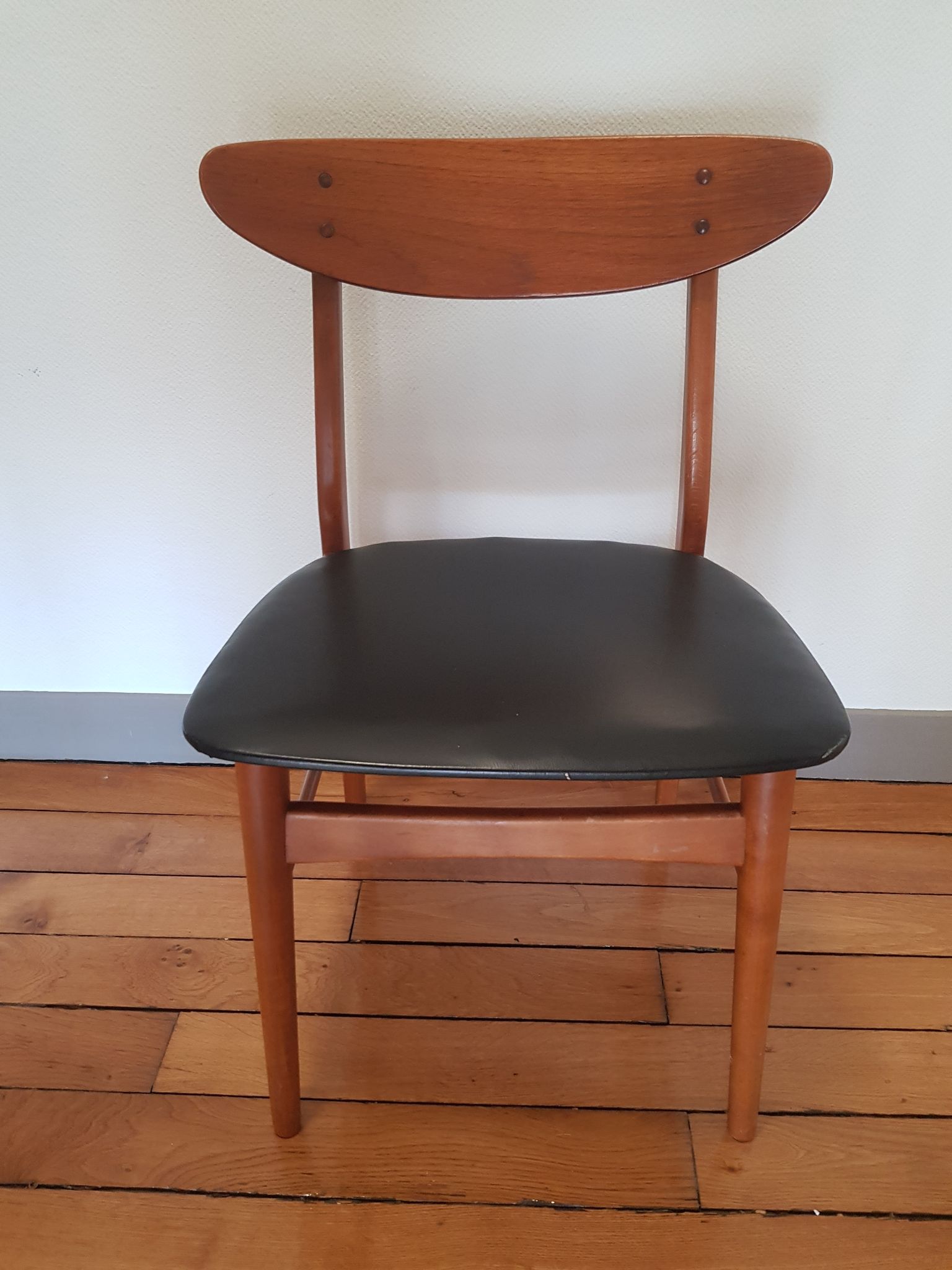 Chaise danoise en teck et skai noir