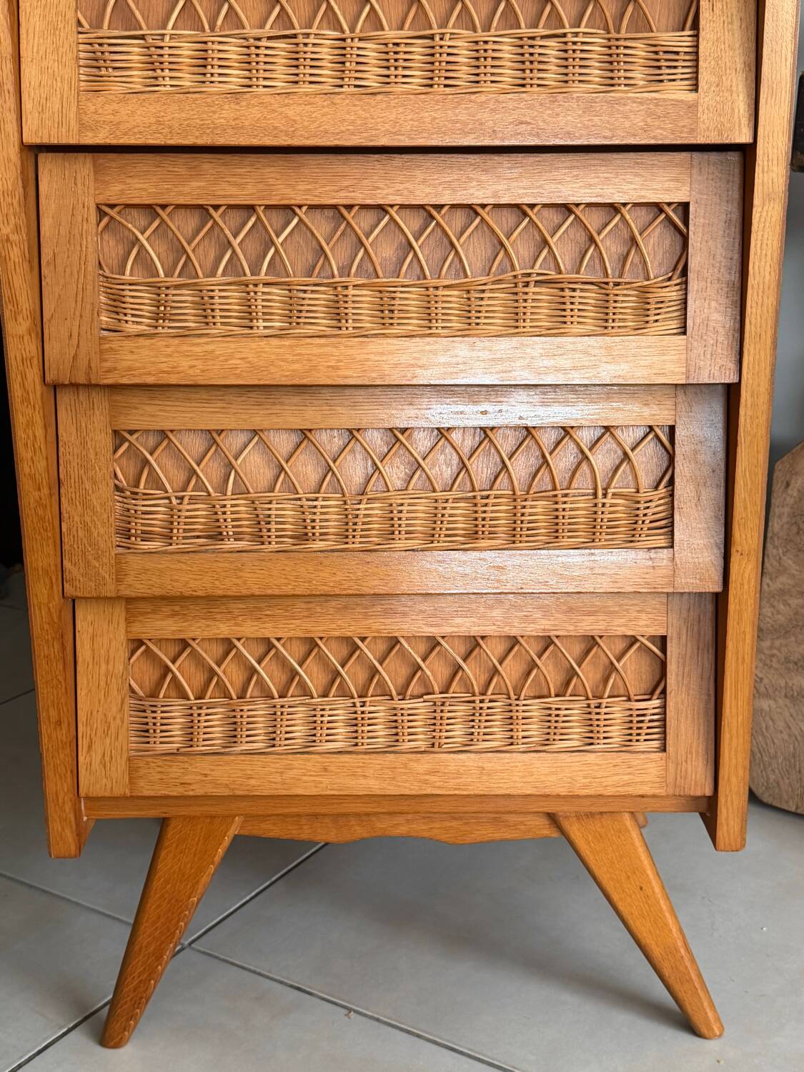 Vintage 1960s chest of drawers / chiffonnier with tapered legs and rattan.