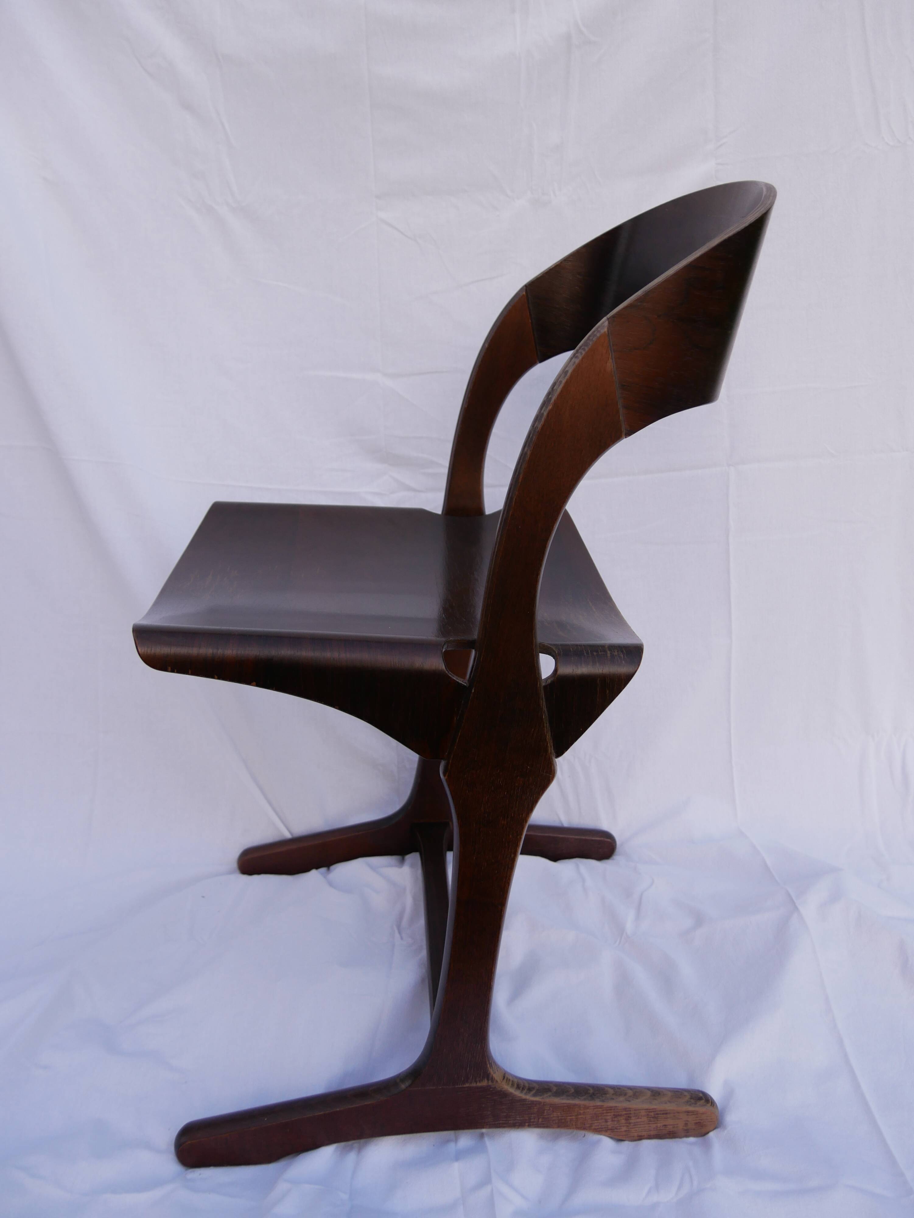 Chaise Baumann enveloping "waiting room" model