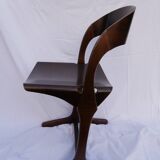 Chaise Baumann enveloping "waiting room" model