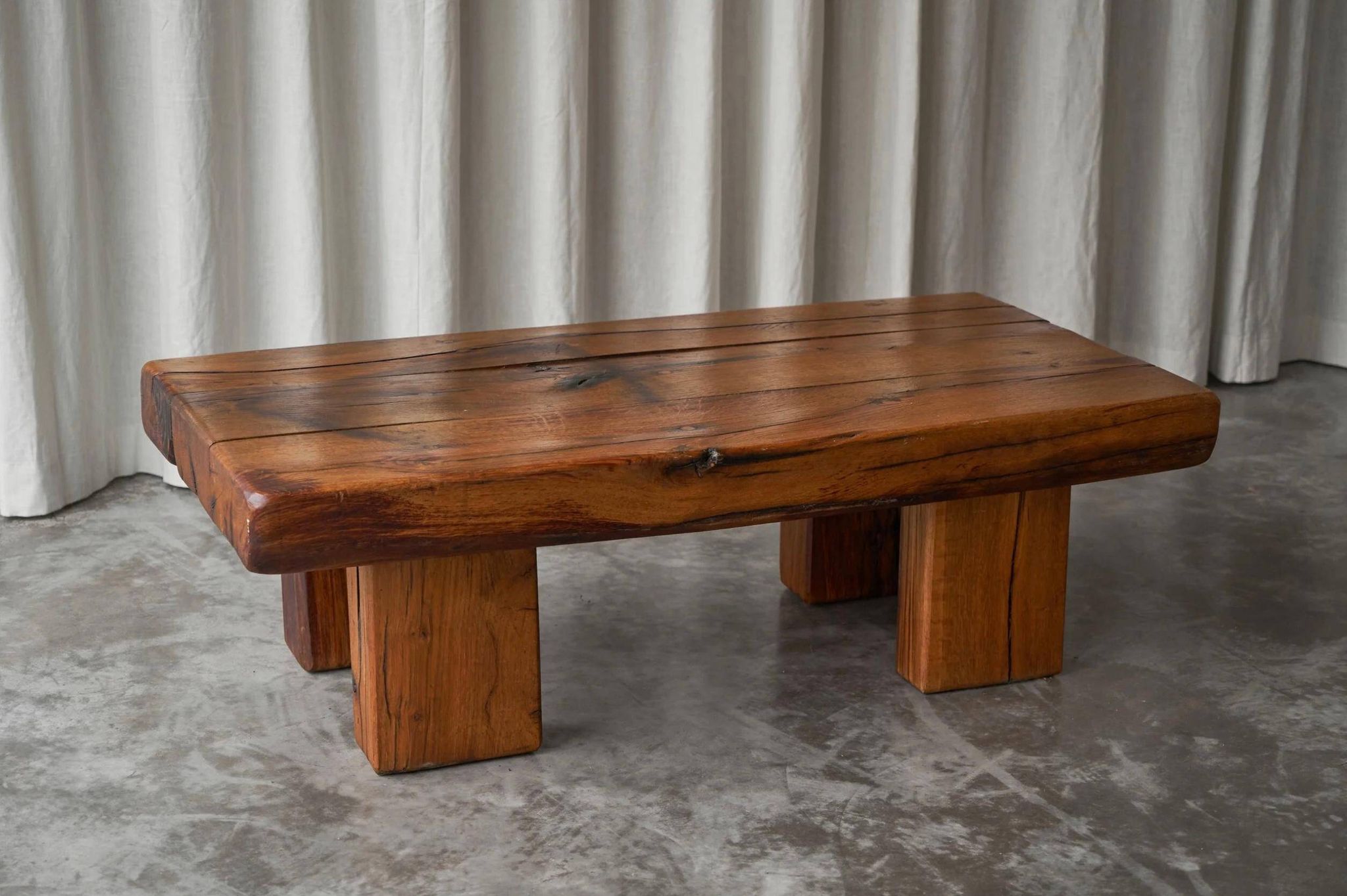 Table basse brutaliste en chêne massif - années 20