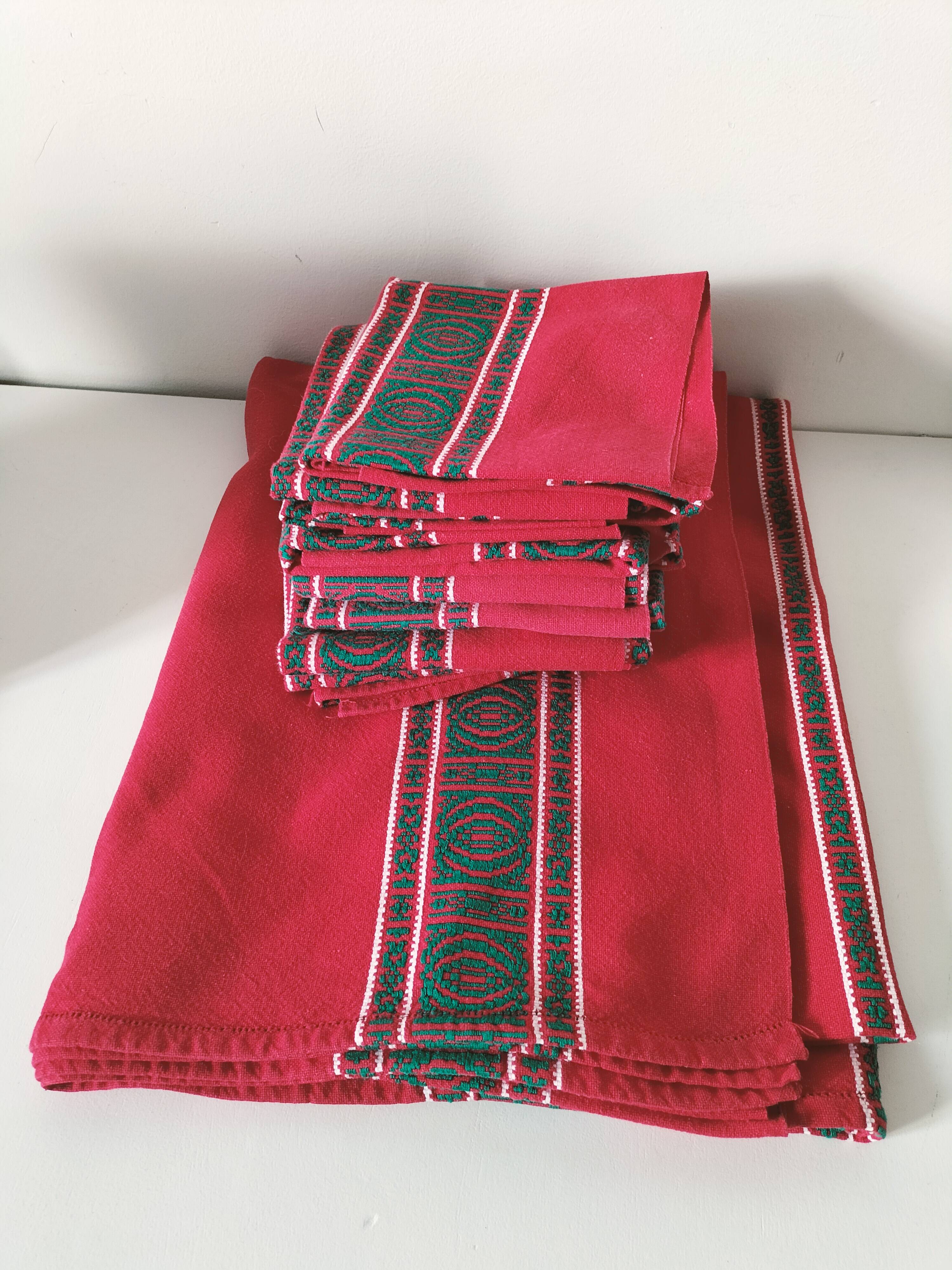 Red Basque tablecloth + 8 emerald green embroidered napkins