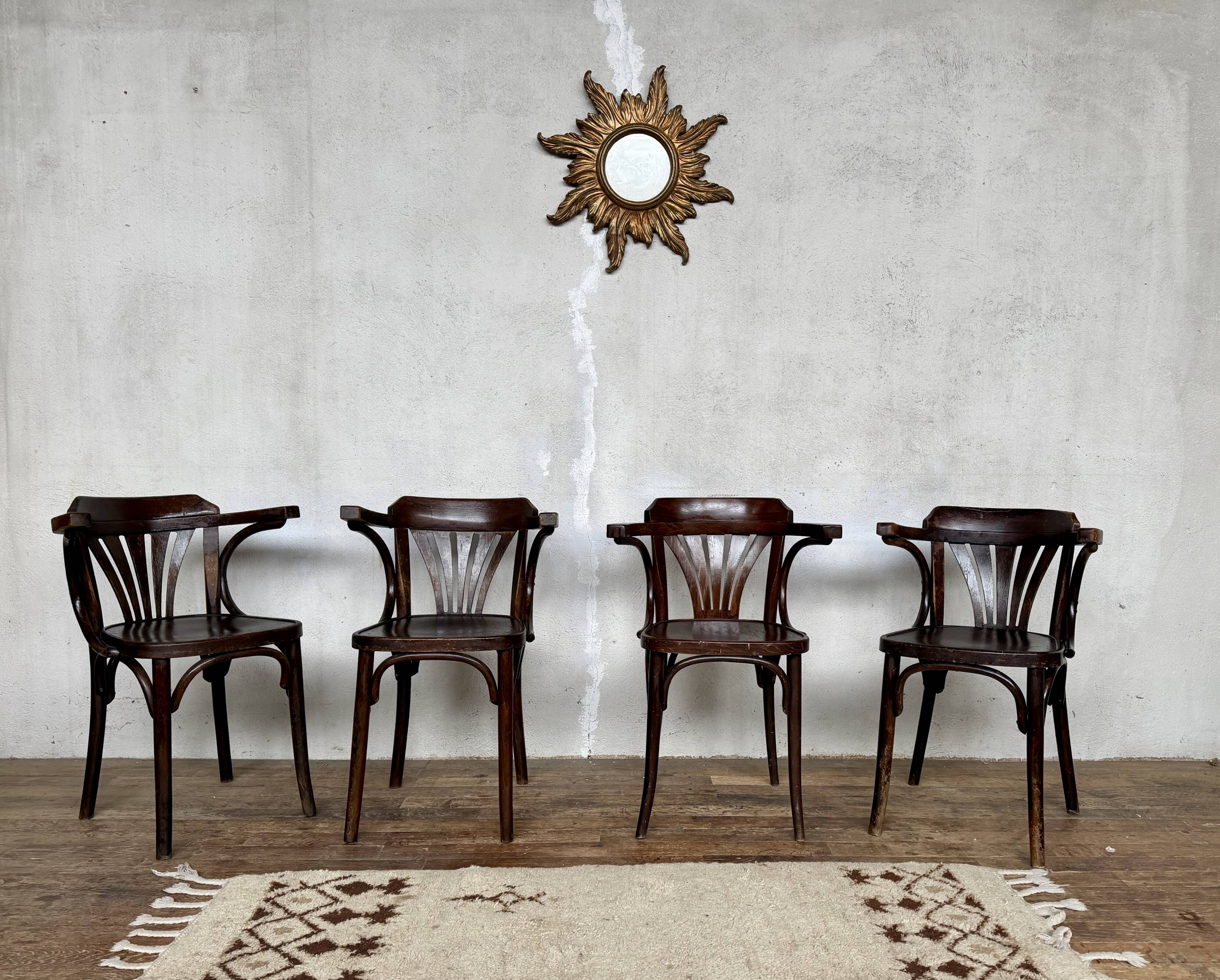 ✨ Set of 4 vintage curved wood armchairs – Timeless elegance