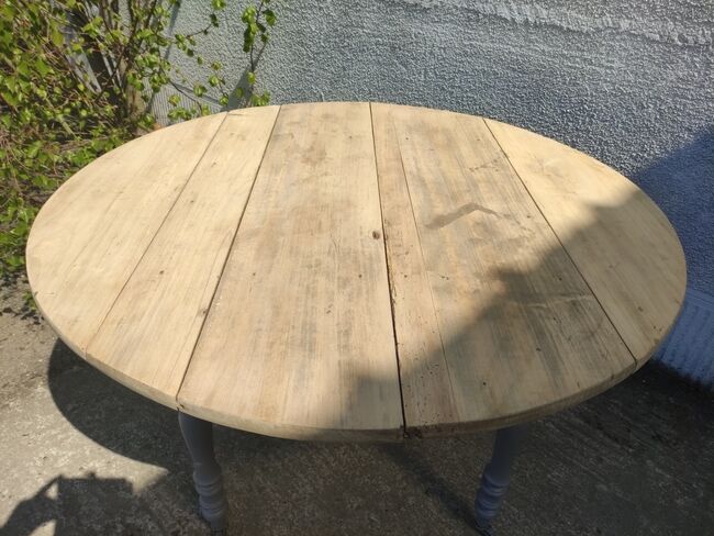 Roundtable with folding sides