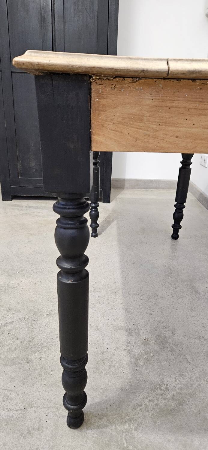 Antique farmhouse table in solid oak with turned legs