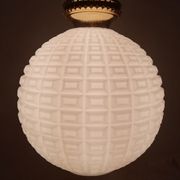 Suspension avec le ballon blanc d’opale