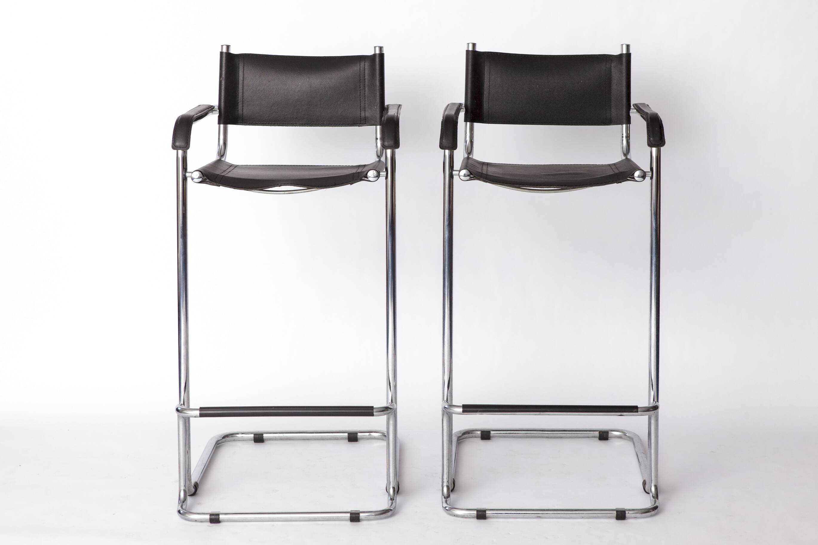 2 Elegant 1990s Cantilever Chairs – Chromed Metal Frame, Artificial Leather