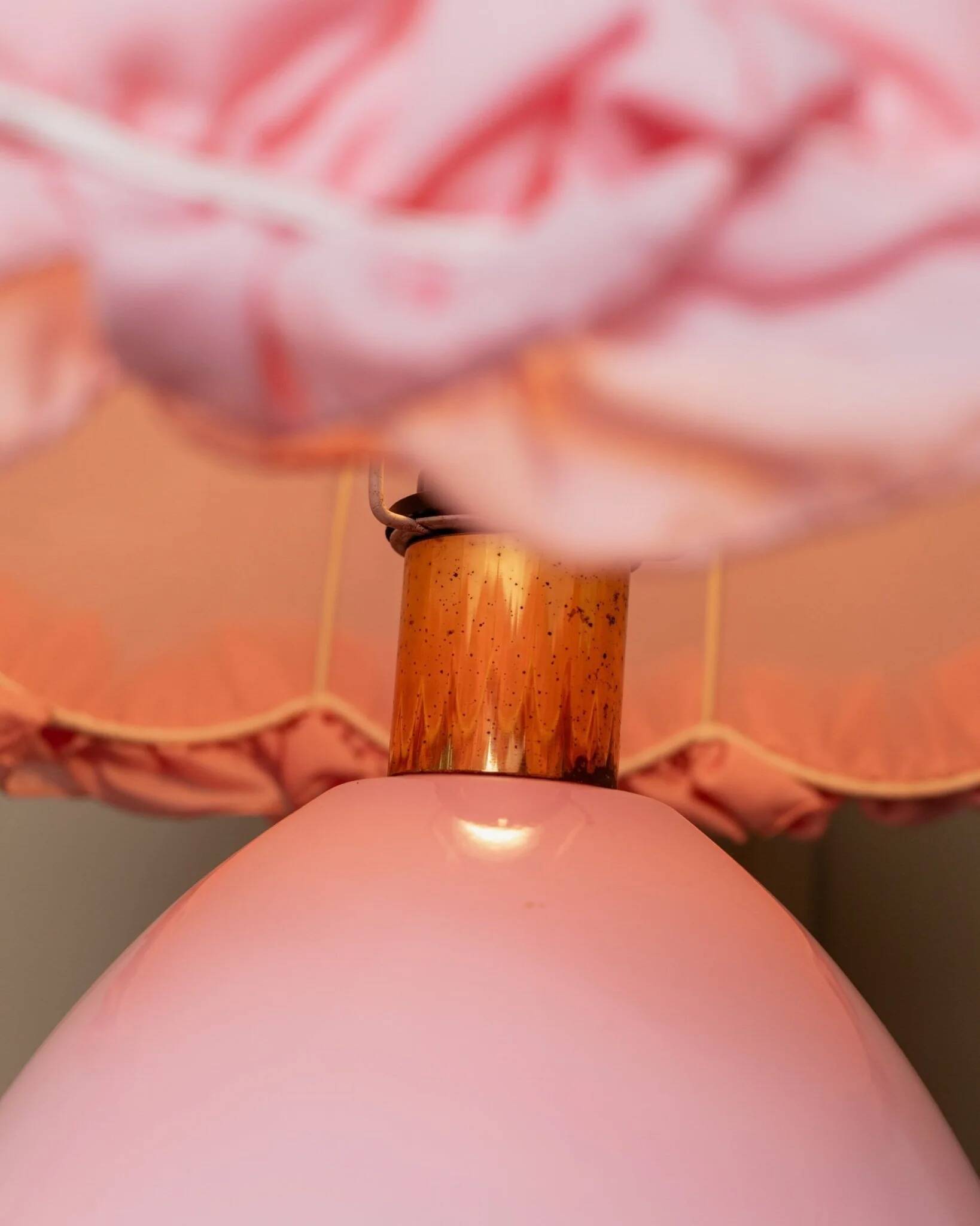 Lampe de table en métal rose XXL avec abat-jour froncé - Régence hollywoodienne des années 1980, fabriquée en Italie