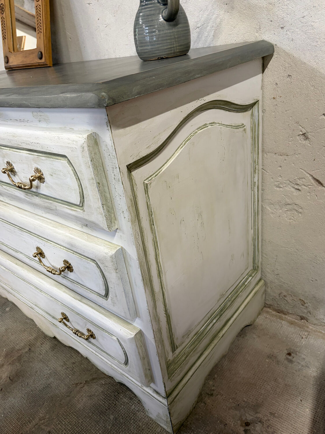 Vintage commode style