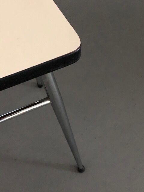 Tabouret en formica blanc