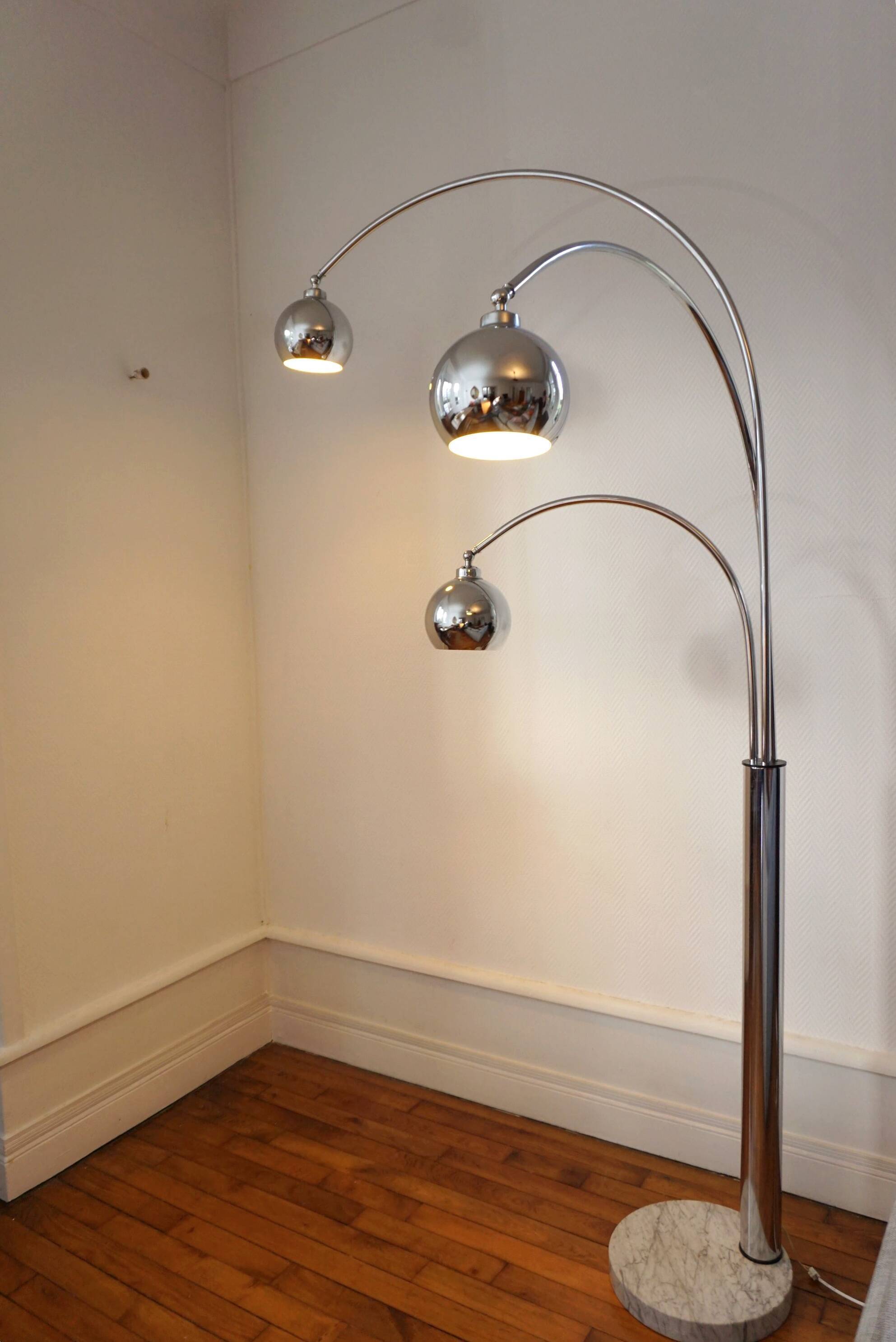 Vintage lamp 3 foot marble globes