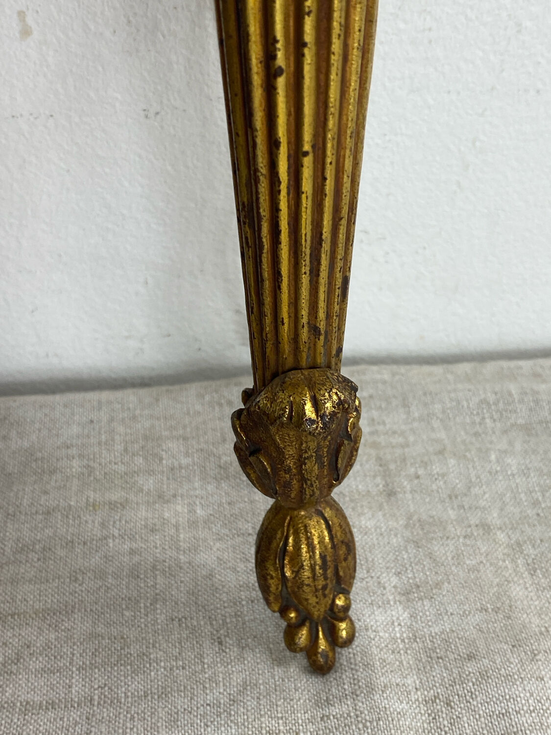 Bronze wall light, decorated with a bow and ribbon.