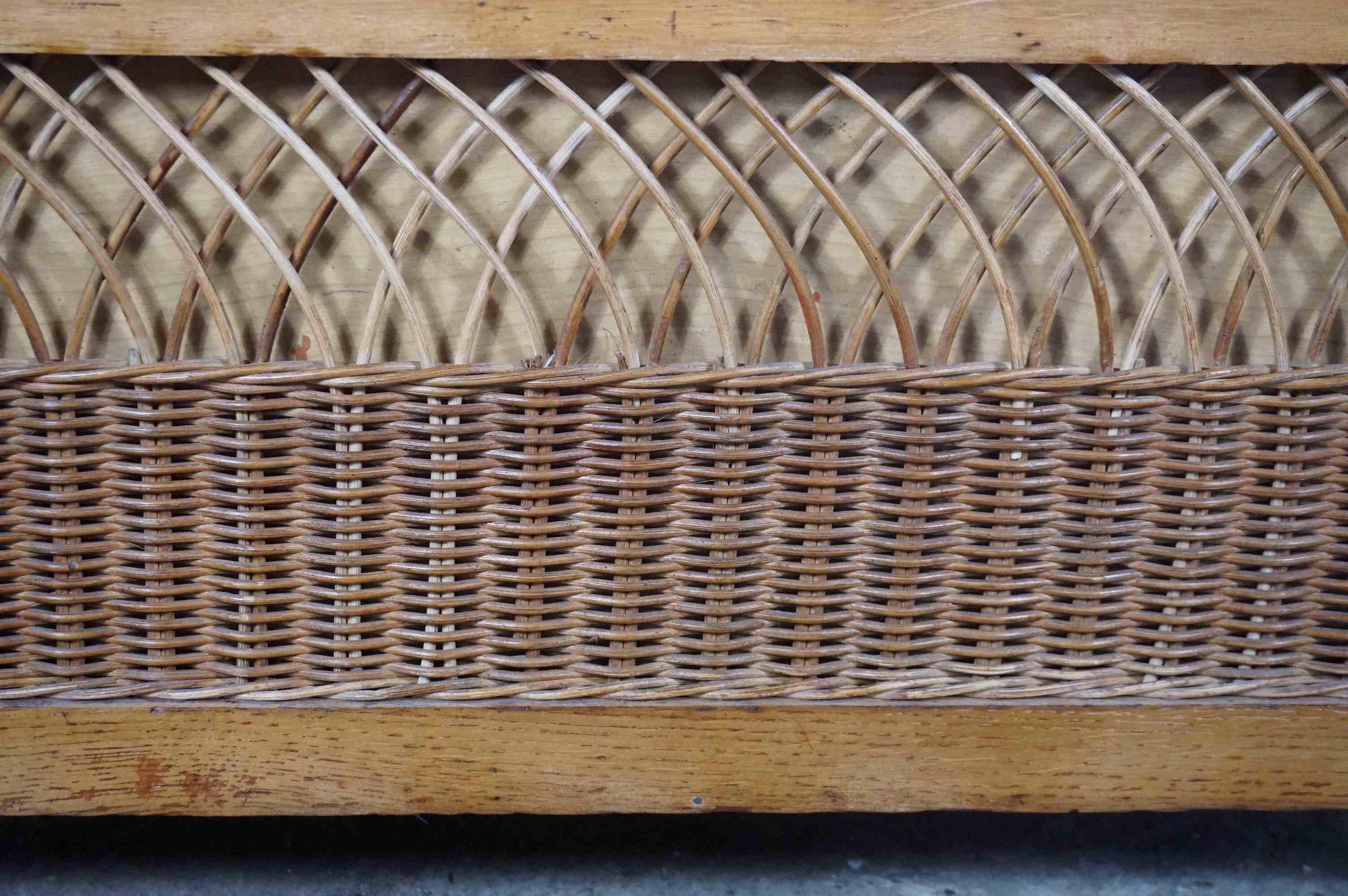 Coffre à jouets, banc en bois et rotin, années 60
