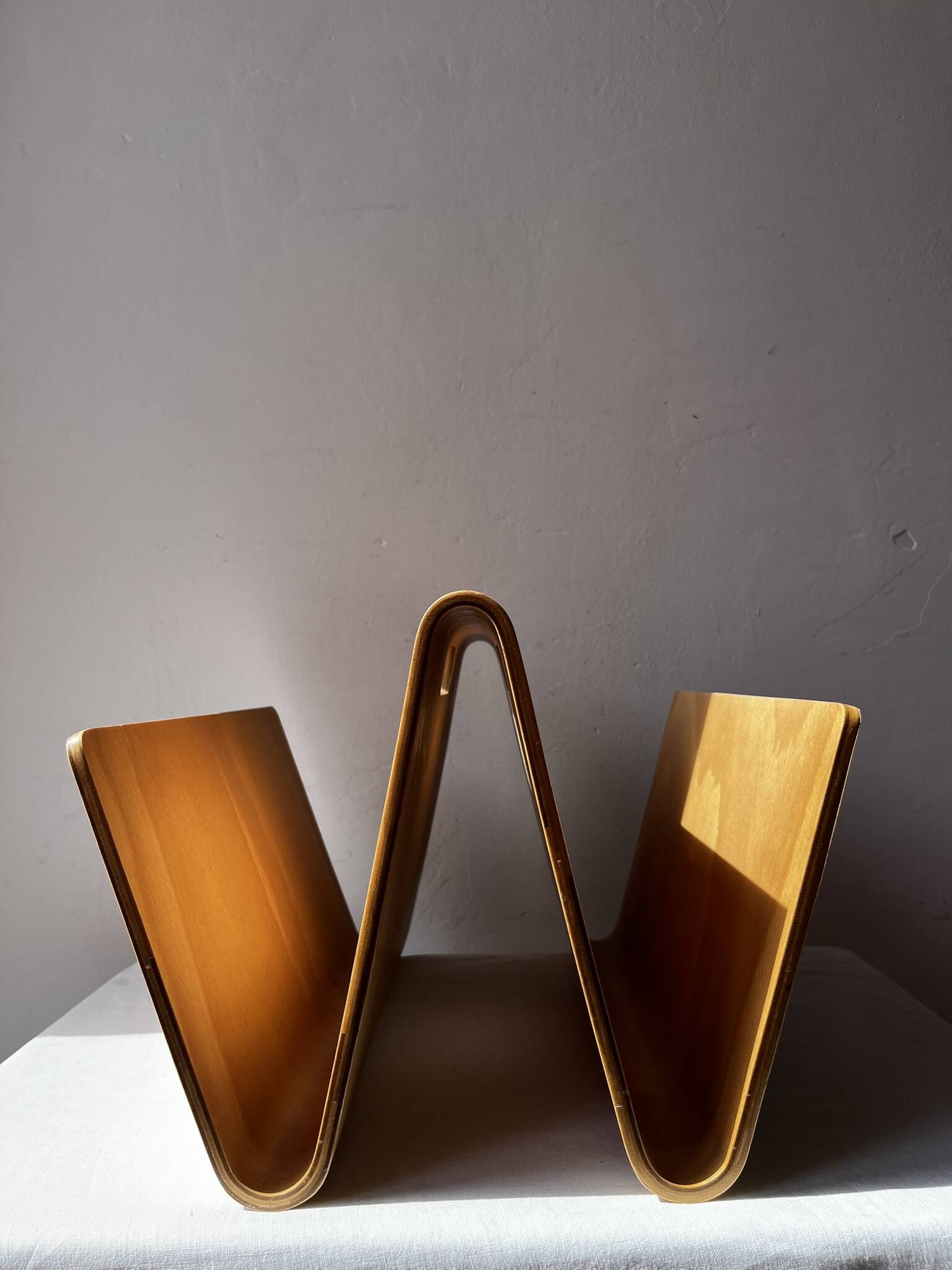 Vintage curved plywood magazine rack, W shape, Alvar Aalto style.