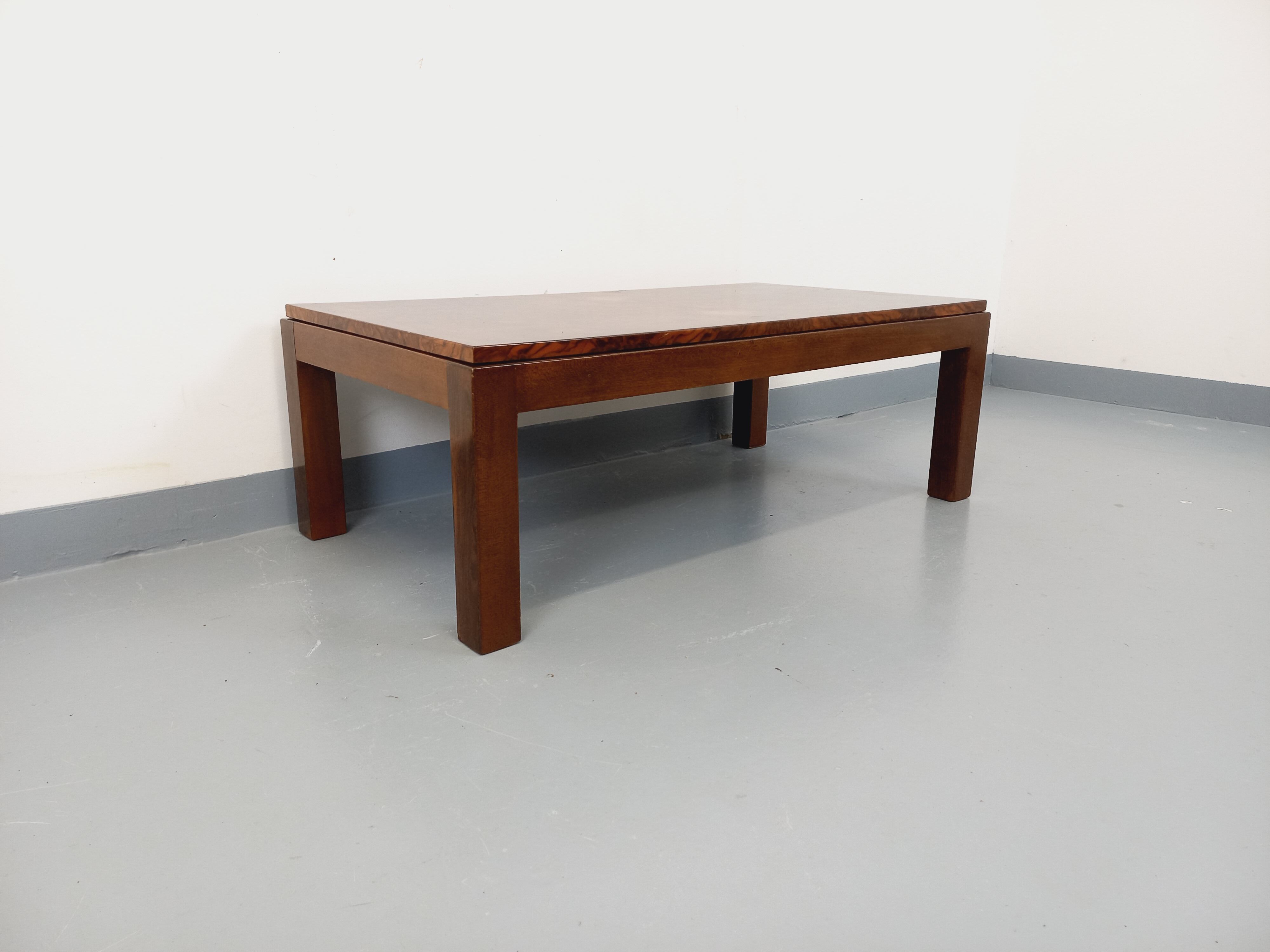 Table basse rectangulaire vintage en orme et loupe d’orme des années 70