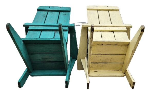 Paire d'anciens fauteuils de jardin en bois peint