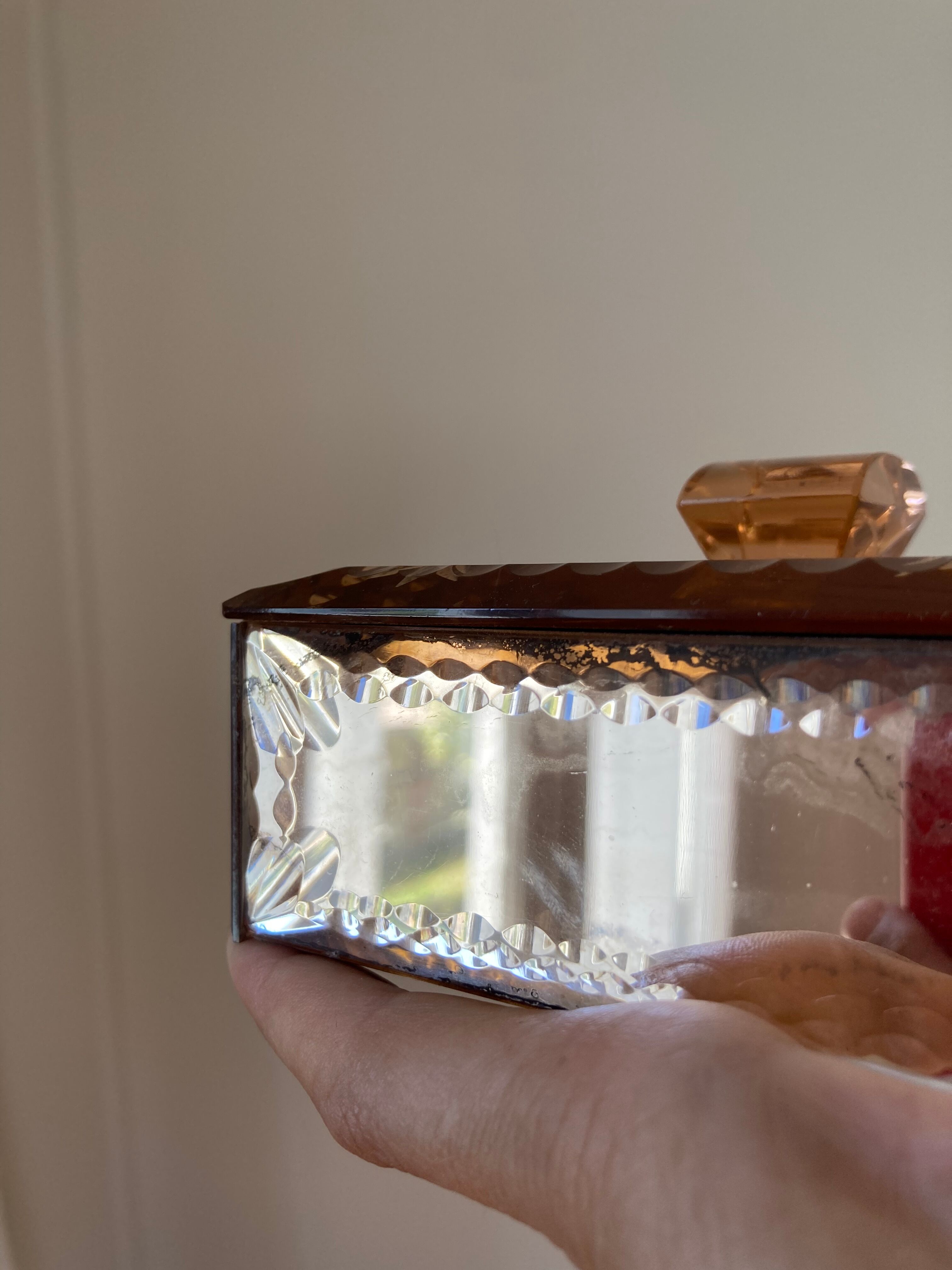 Boîte à bijoux en miroir rose ciselé