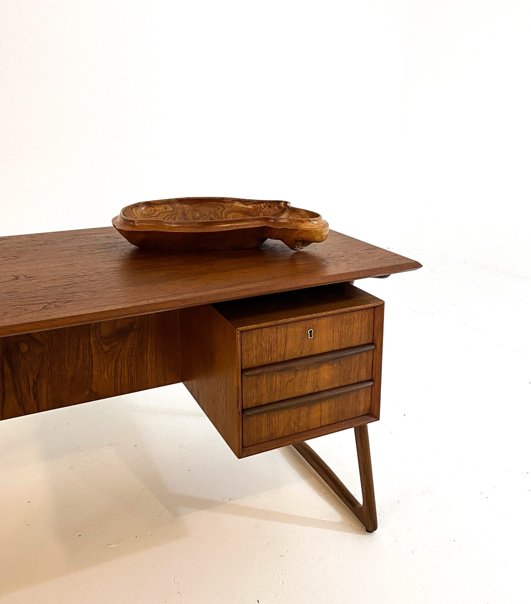 Vide poche, en bois massif et dense, artisanat suédois, années 30-50.