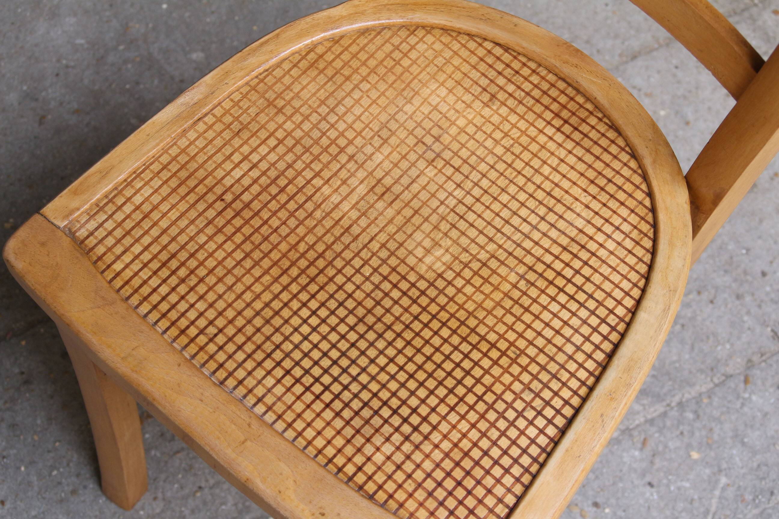Bistro chair in curved wood (early 20th century).