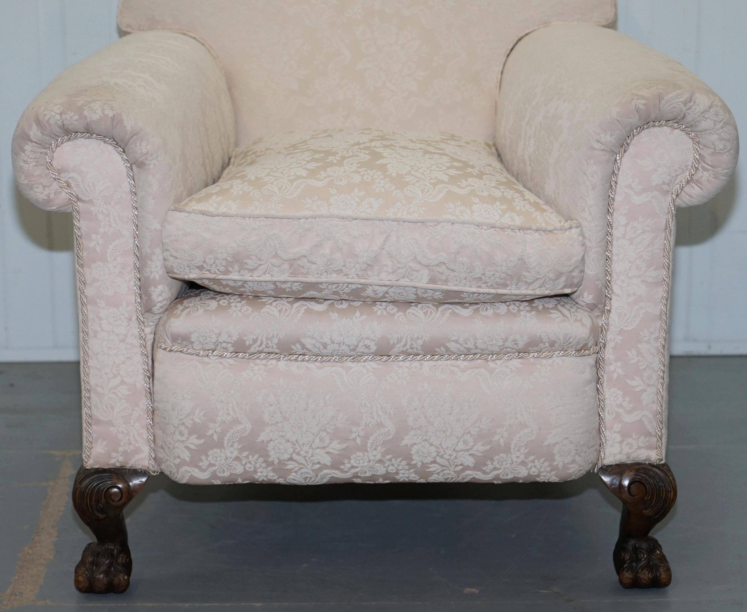 Victorian suite in damask, walnut frame, legs carved in lion's paw.