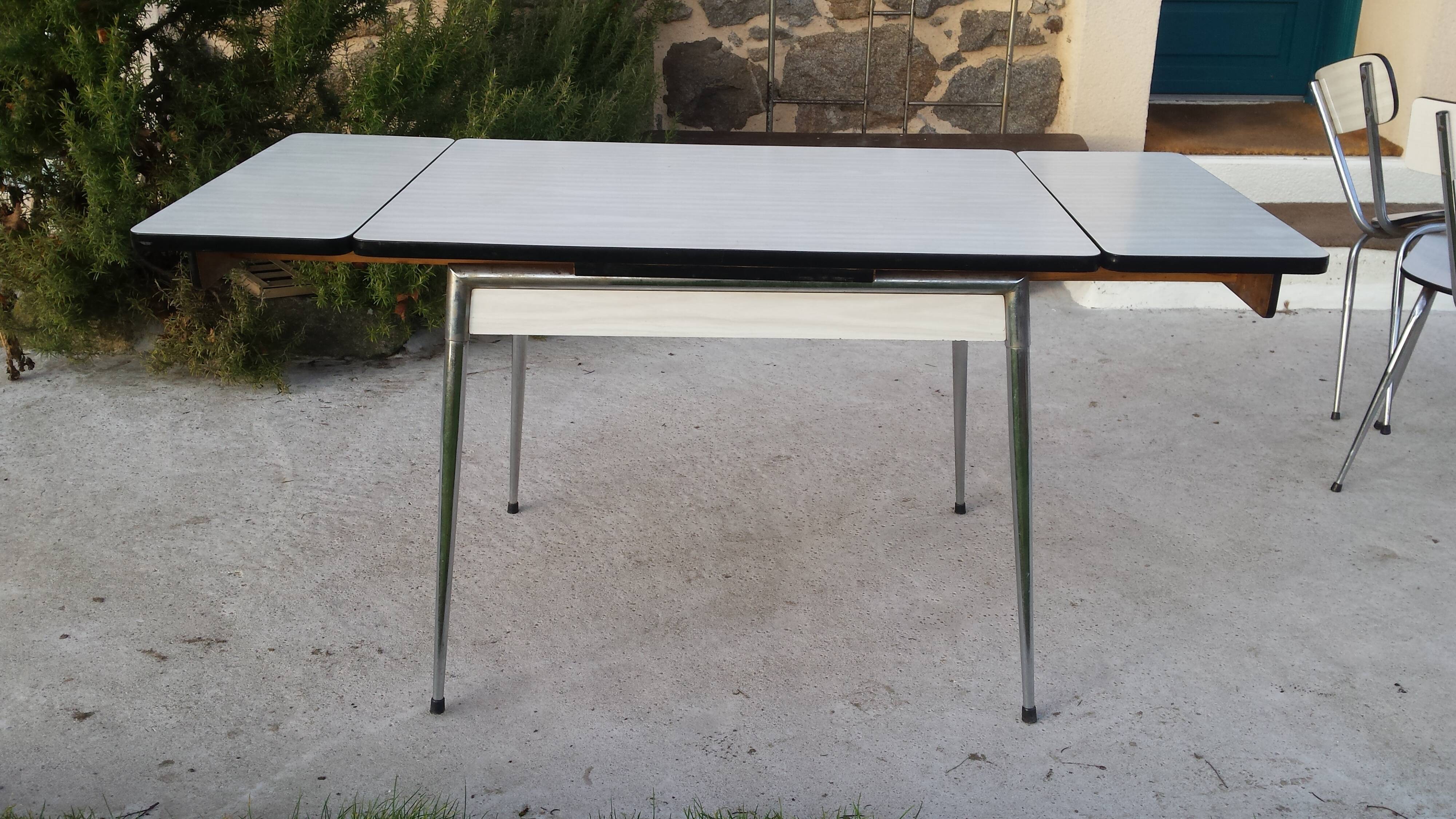 Table and 4 chairs in white formica