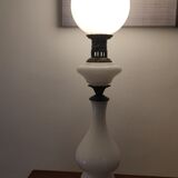 Lampe à pétrole électrifiée en opaline