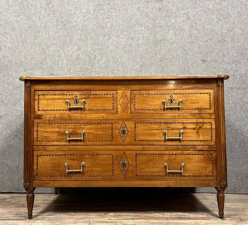 Louis XVI period chest of drawers in precious wood marquetry circa 1760