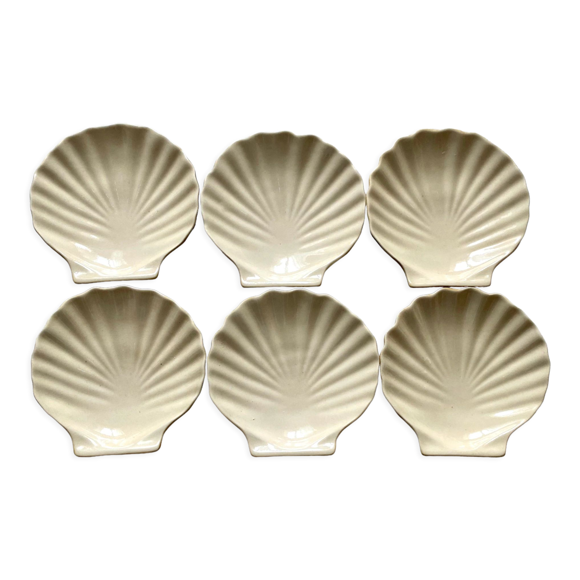 Beige and caramel ceramic scallops