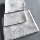 Service de table damassé ancien 1m75x2m35 monogrammé "BG" avec 8 serviettes et nappe-cadeau