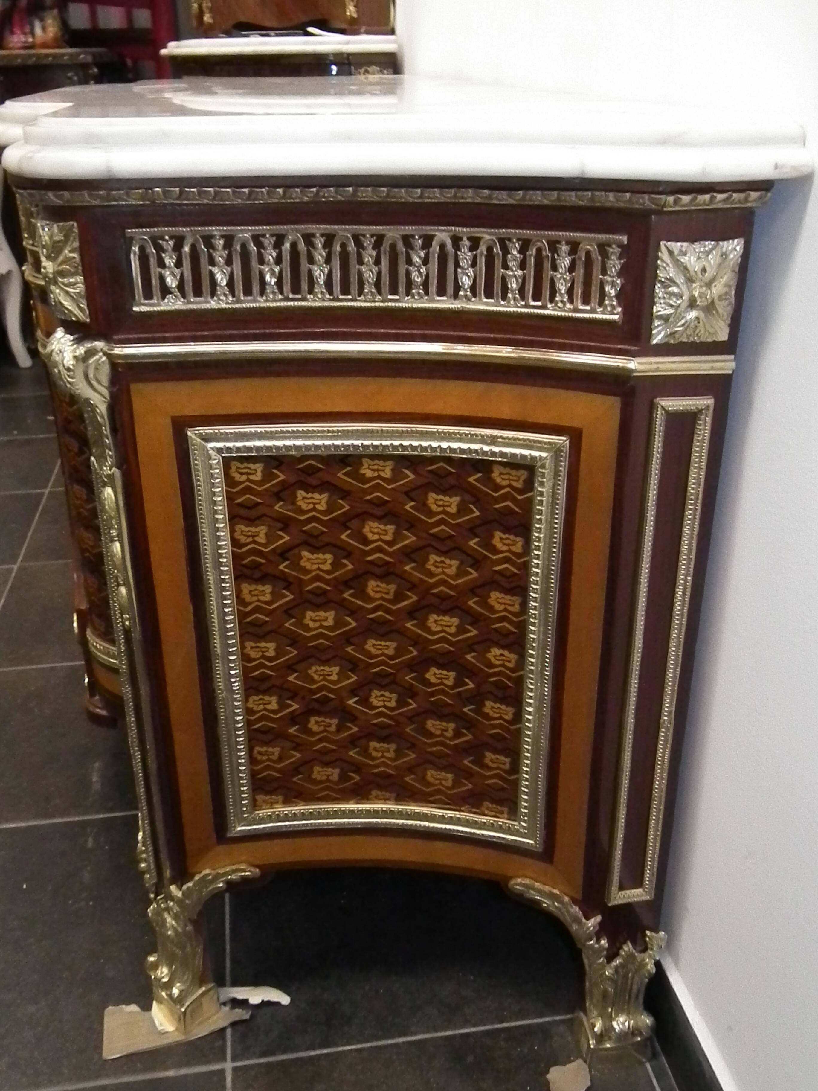 Un buffet style Louis XV avec marbre blanc, orné de bronze, cinq tiroirs