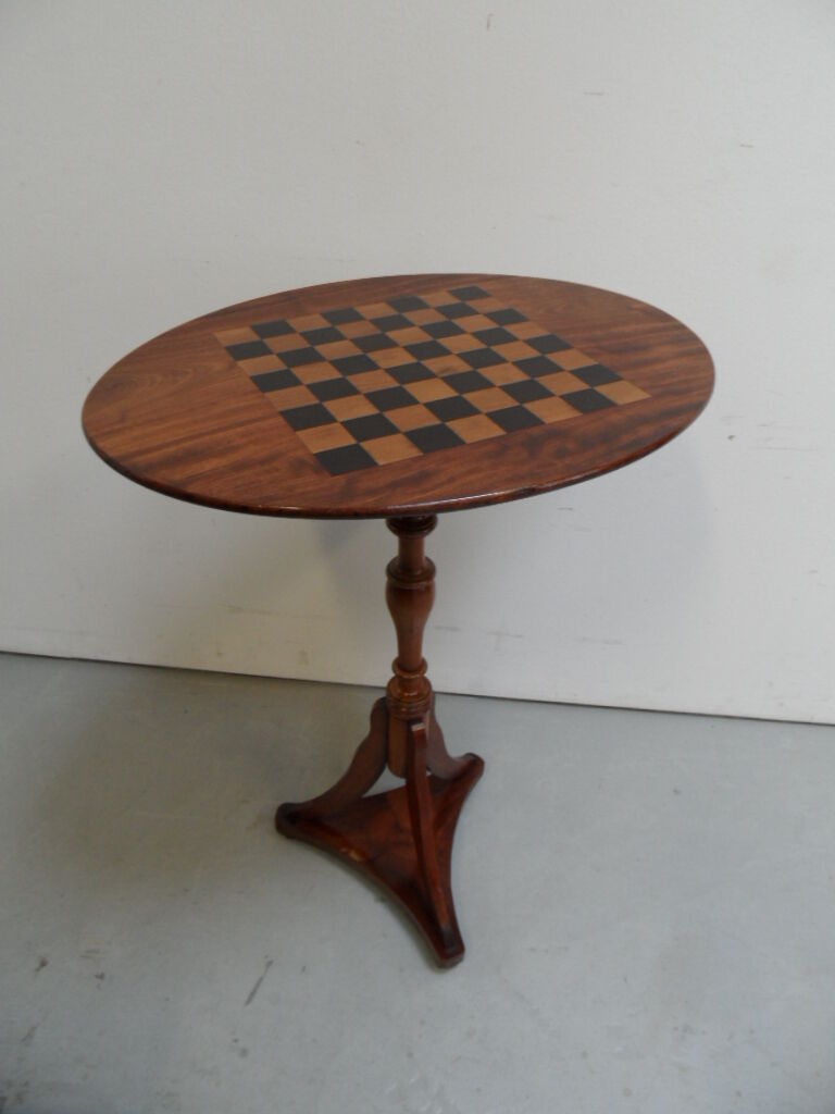 Table d’échecs antique