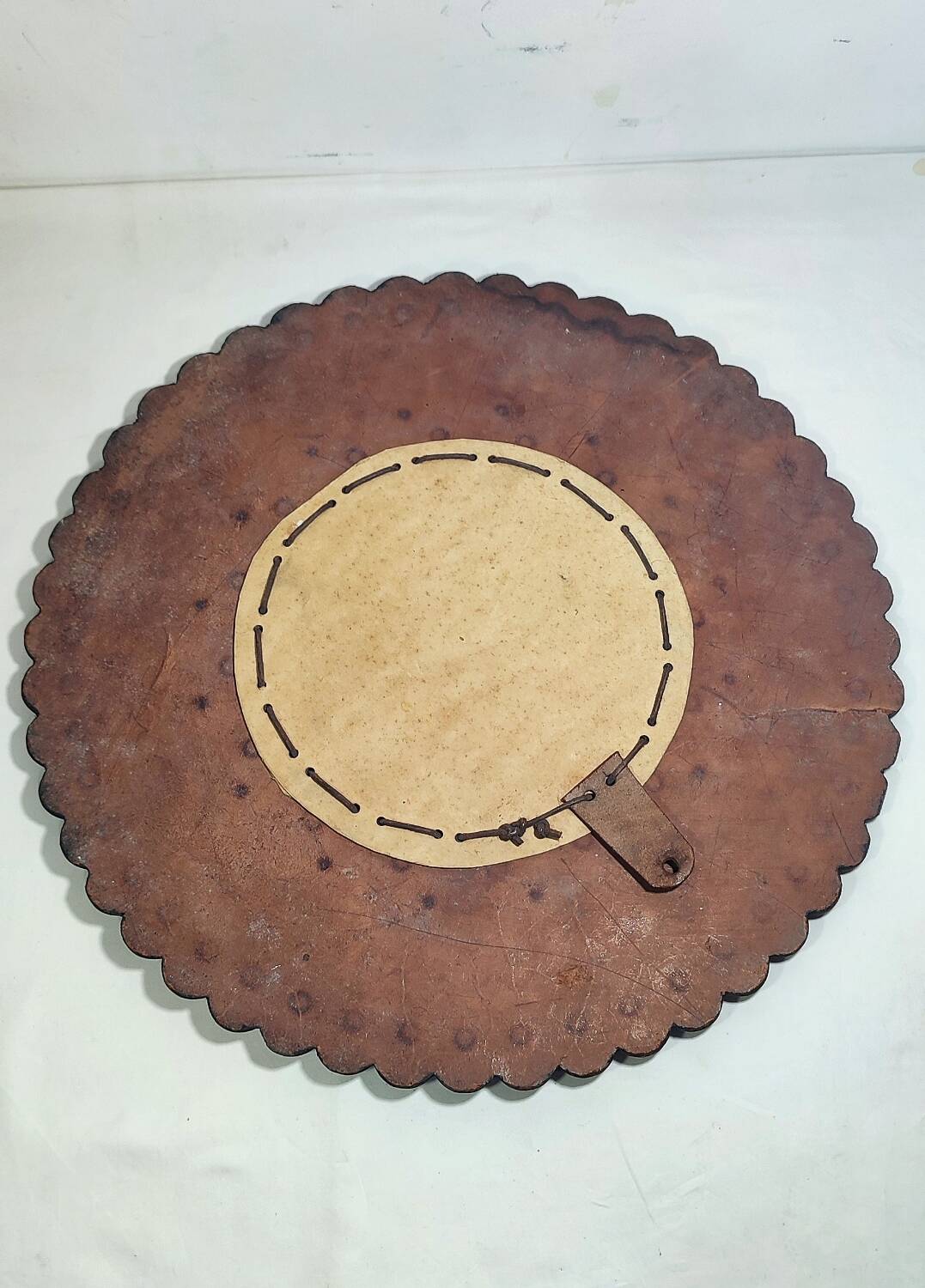 Espejo circular convexo de cuero. España, 1970s.