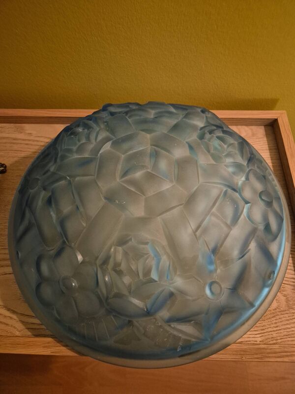 Plafonnier Art déco en verre pressé signé Degué – Ø 35 cm